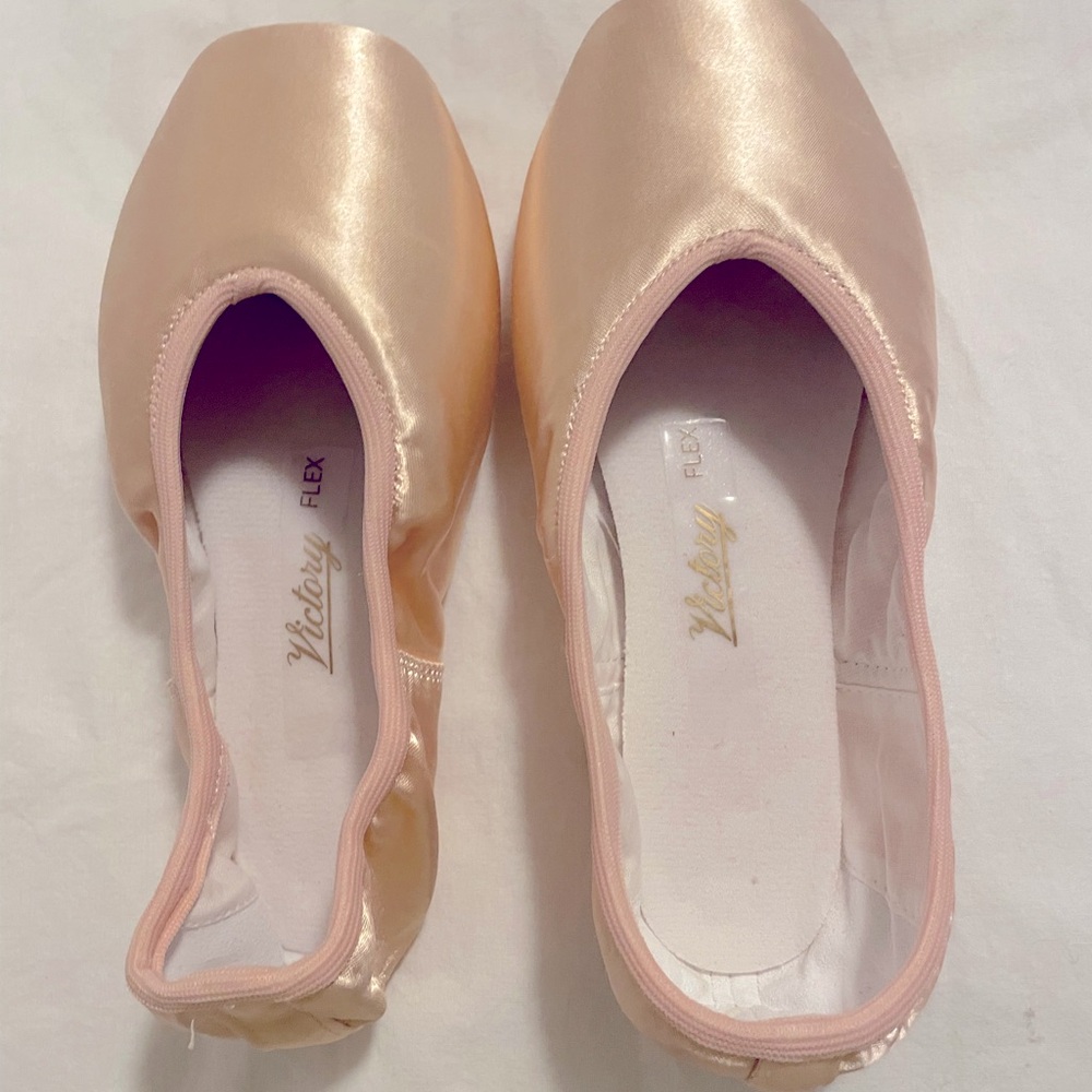 Victory Flex Pointe Shoes with ribbon and elastics - Women’s size 5.5